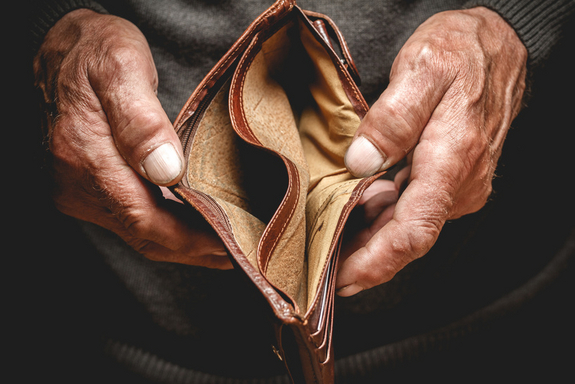Leerer Geldbeutel in der Hand eines älteren Mannes